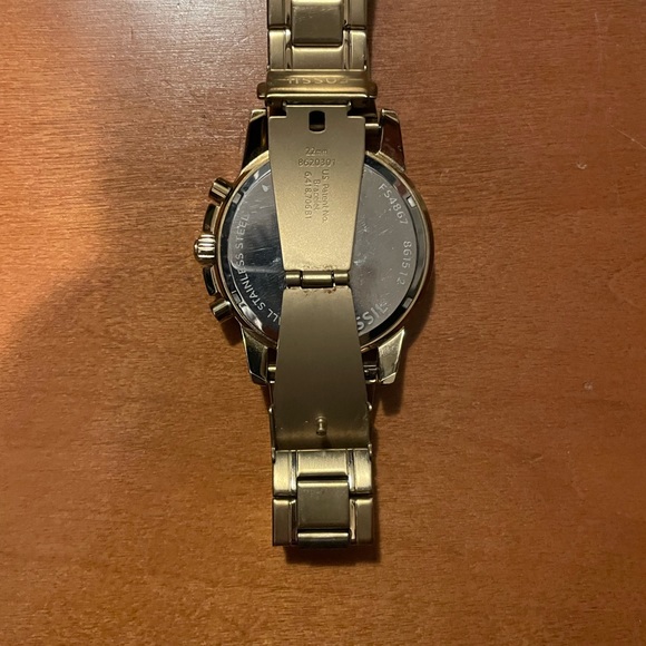 Gold Fossil Watch with extra links - Picture 2 of 2